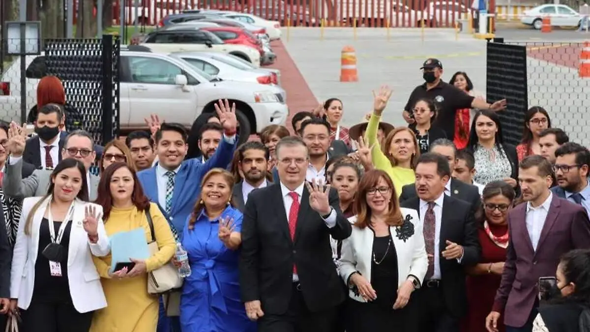 Marcelo Ebrard con diputados de Morena